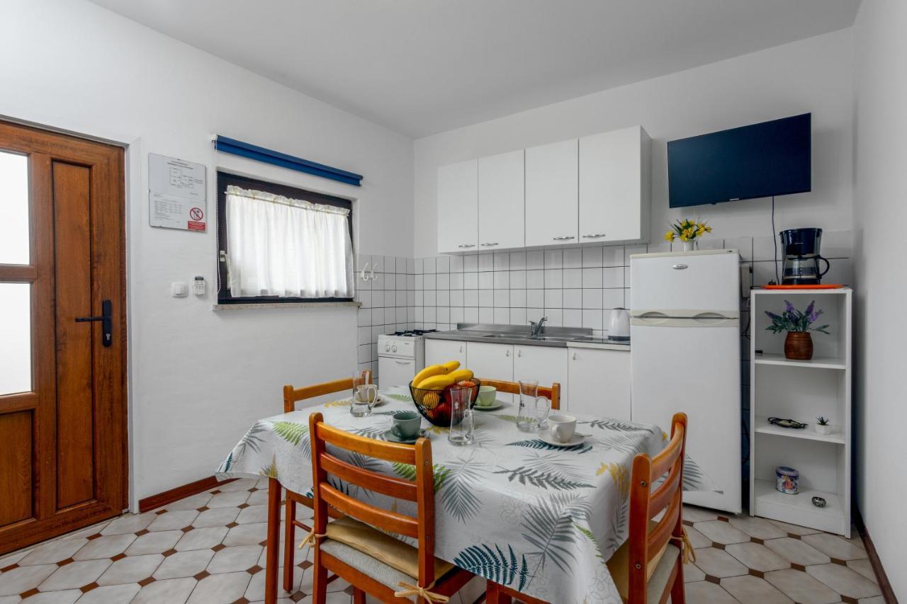 Family Friendly Apartments With A Swimming Pool Valbandon, Fazana - 2201 Stinjan Exterior photo