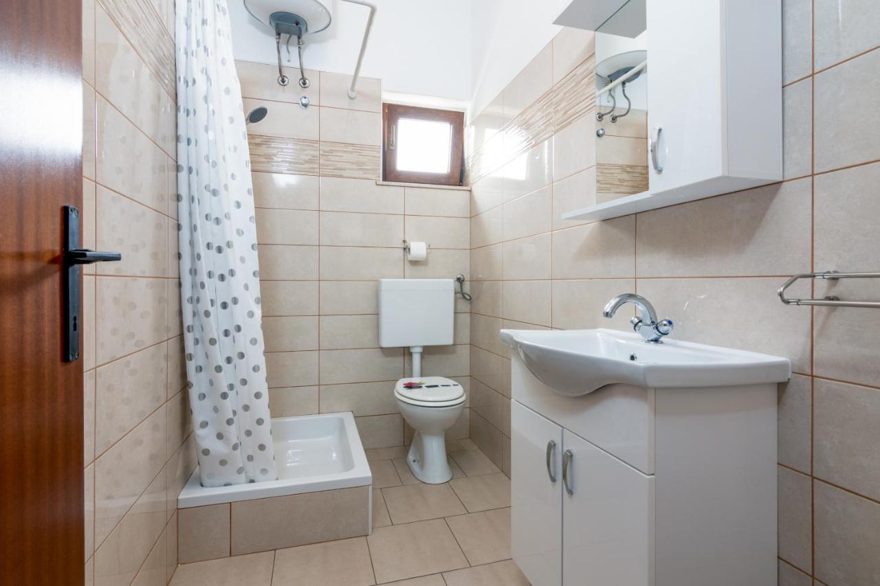 Family Friendly Apartments With A Swimming Pool Valbandon, Fazana - 2201 Stinjan Exterior photo