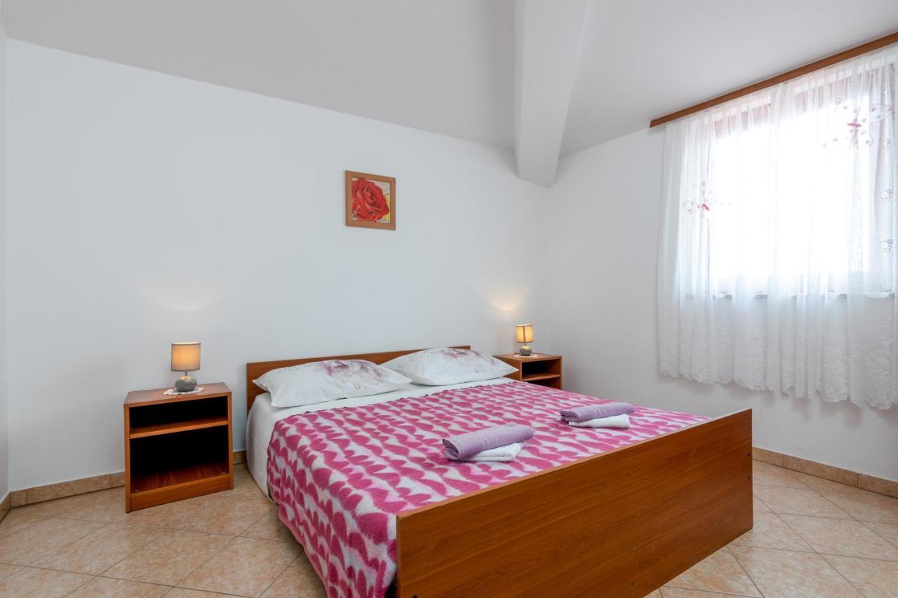 Family Friendly Apartments With A Swimming Pool Valbandon, Fazana - 2201 Stinjan Exterior photo